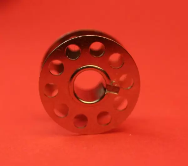 Spule CB-Spule (11-Loch) Metall / Unterfadenspule Janome / Elna / Pfaff / Brother / Babylock / Singe